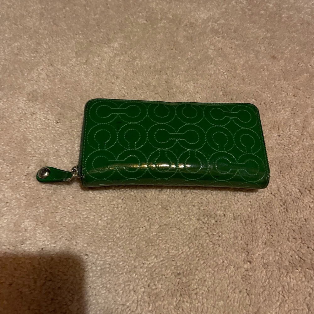 Coach Kelly green patten leather wallet!
